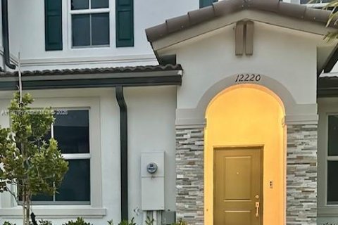 Townhouse in Miami, Florida 3 bedrooms, 123.37 sq.m. № 2029189