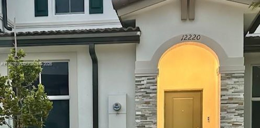 Townhouse in Miami, Florida 3 bedrooms, 123.37 sq.m. № 2029189