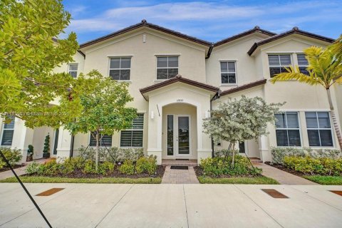 Купить таунхаус в Хомстед, Флорида 3 спальни, 176.14м2, № 1959174 - фото 1