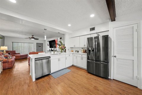 Condo in Clearwater, Florida, 2 bedrooms № 2110576 - photo 11