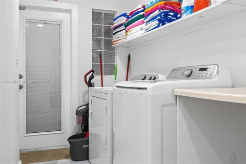 Villa ou maison à vendre à Hollywood, Floride: 6 chambres, 311.41 m2 № 1937122 - photo 25