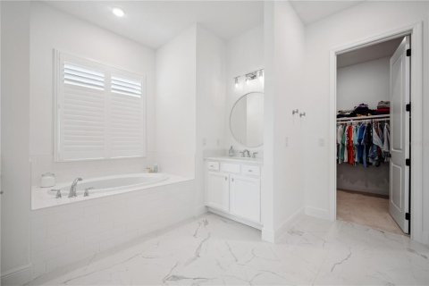 House in Winter Garden, Florida 5 bedrooms, 374.02 sq.m. № 2236304 - photo 23