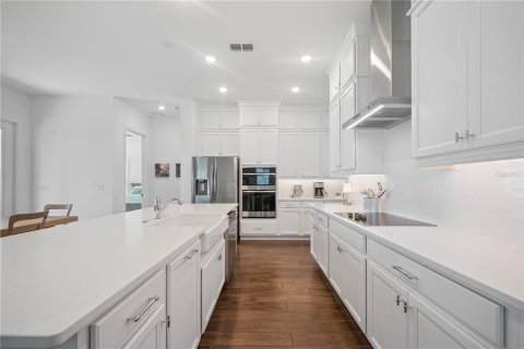 House in Winter Garden, Florida 5 bedrooms, 374.02 sq.m. № 2236304 - photo 3