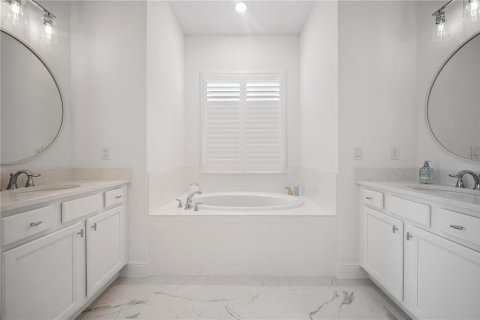 House in Winter Garden, Florida 5 bedrooms, 374.02 sq.m. № 2236304 - photo 22