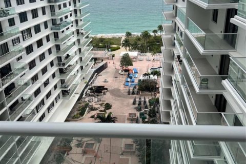Condominio en venta en Bal Harbour, Florida, 3 dormitorios, 156.82 m2 № 1727157 - foto 1