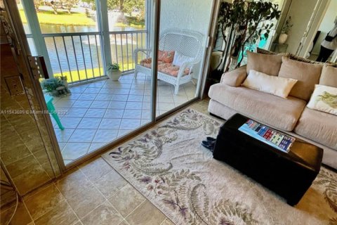 Condo in Coconut Creek, Florida, 2 bedrooms  № 1812098 - photo 6