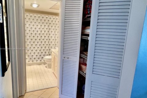 Condo in Coconut Creek, Florida, 2 bedrooms  № 1812098 - photo 25
