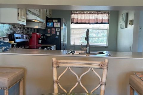 Condo in Coconut Creek, Florida, 2 bedrooms  № 1812098 - photo 11