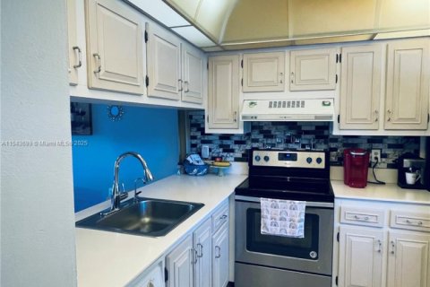 Condo in Coconut Creek, Florida, 2 bedrooms  № 1812098 - photo 9