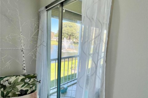 Condo in Coconut Creek, Florida, 2 bedrooms  № 1812098 - photo 2