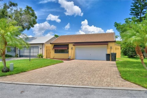 House in Winter Haven, Florida 3 bedrooms, 156.17 sq.m. № 1886728 - photo 2