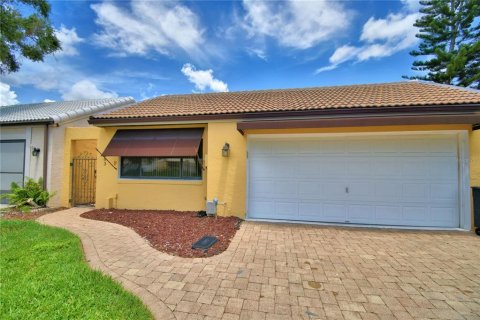 House in Winter Haven, Florida 3 bedrooms, 156.17 sq.m. № 1886728 - photo 1