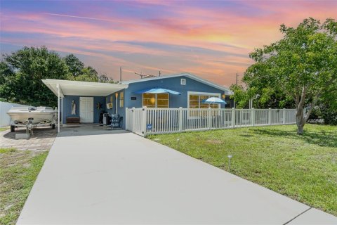 House in Fort Myers, Florida 2 bedrooms, 106.74 sq.m. № 1795735 - photo 1