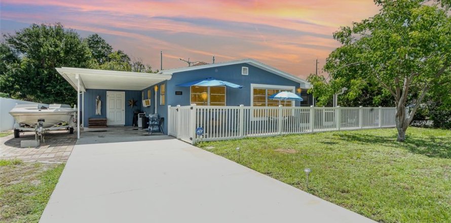 House in Fort Myers, Florida 2 bedrooms, 106.74 sq.m. № 1795735