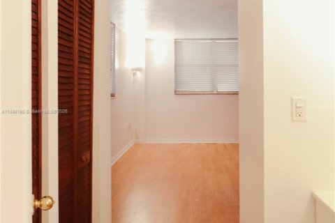 Condo in Miami Beach, Florida, 1 bedroom  № 1936268 - photo 13