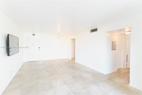 Condo in Miami Beach, Florida, 1 bedroom  № 1936268 - photo 4
