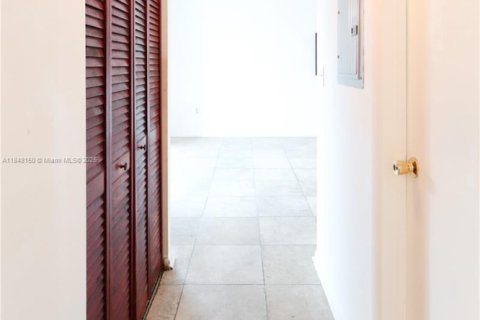 Condo in Miami Beach, Florida, 1 bedroom  № 1936268 - photo 7