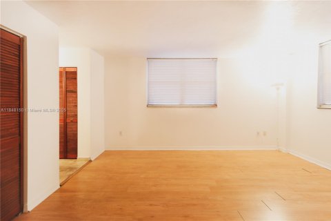 Condo in Miami Beach, Florida, 1 bedroom  № 1936268 - photo 9