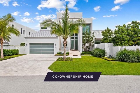 House in Delray Beach, Florida 5 bedrooms, 422.52 sq.m. № 1839217 - photo 1