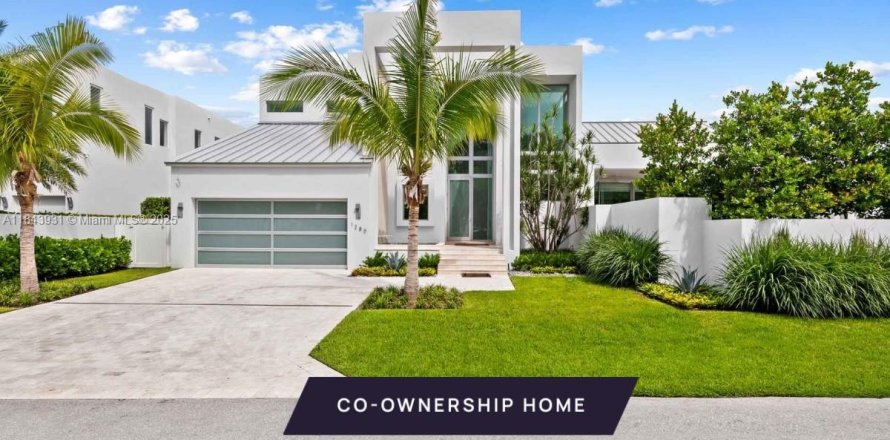 House in Delray Beach, Florida 5 bedrooms, 422.52 sq.m. № 1839217
