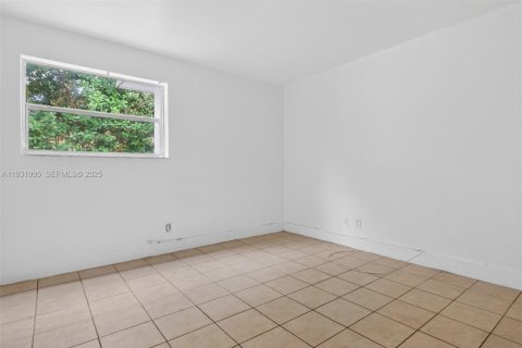 House in Lauderhill, Florida 2 bedrooms, 300.35 sq.m. № 1990476 - photo 6