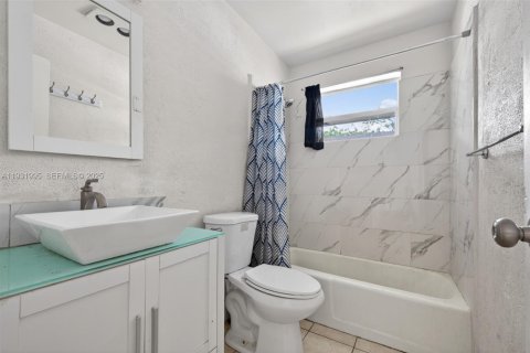 House in Lauderhill, Florida 2 bedrooms, 300.35 sq.m. № 1990476 - photo 7