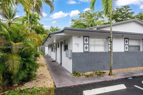 House in Lauderhill, Florida 2 bedrooms, 300.35 sq.m. № 1990476