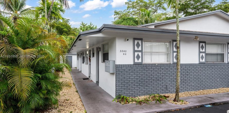 House in Lauderhill, Florida 2 bedrooms, 300.35 sq.m. № 1990476