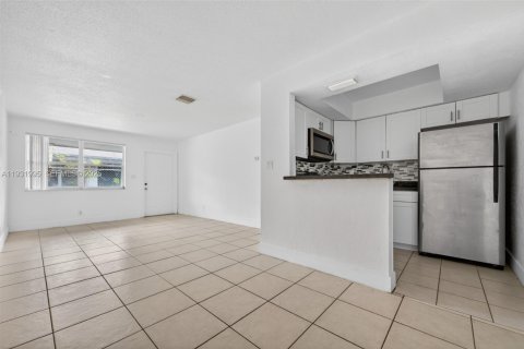 House in Lauderhill, Florida 2 bedrooms, 300.35 sq.m. № 1990476 - photo 4