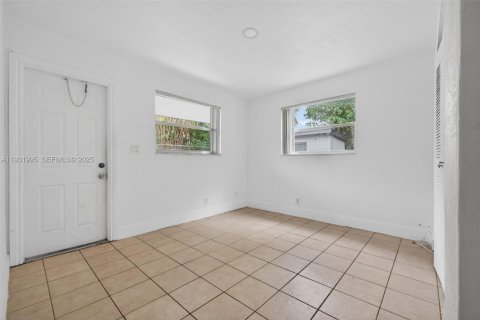 House in Lauderhill, Florida 2 bedrooms, 300.35 sq.m. № 1990476 - photo 8
