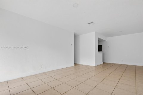 House in Lauderhill, Florida 2 bedrooms, 300.35 sq.m. № 1990476 - photo 3