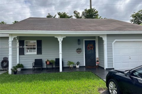 House in Miami, Florida 3 bedrooms, 116.03 sq.m. № 2366382 - photo 2