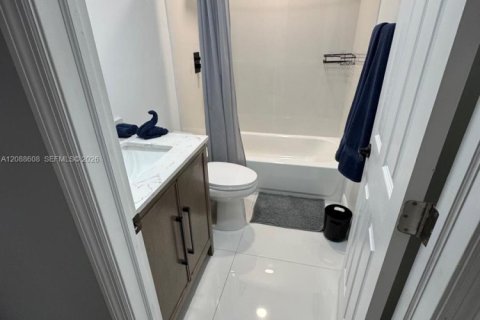House in Miami, Florida 3 bedrooms, 116.03 sq.m. № 2366382 - photo 12