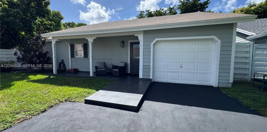 House in Miami, Florida 3 bedrooms, 116.03 sq.m. № 2366382