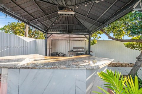 Villa ou maison à vendre à Miami, Floride: 3 chambres, 153.57 m2 № 1991113 - photo 22