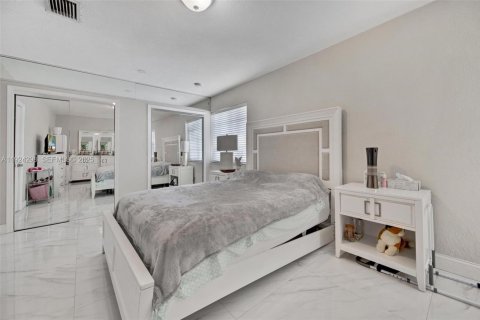 Villa ou maison à vendre à Miami, Floride: 3 chambres, 153.57 m2 № 1991113 - photo 12