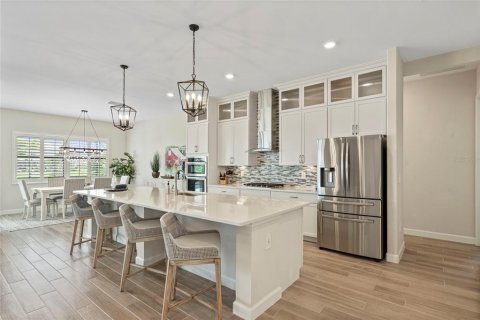 House in LORRAINE LAKES in Lakewood Ranch, Florida 3 bedrooms, 246.19 sq.m. № 1855944 - photo 5