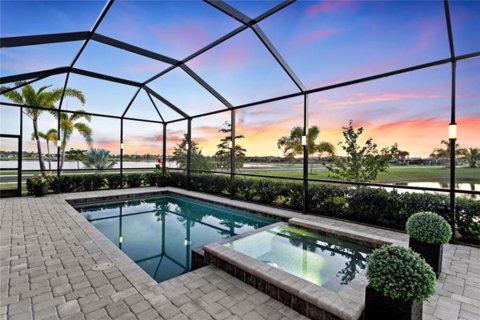 House in LORRAINE LAKES in Lakewood Ranch, Florida 3 bedrooms, 246.19 sq.m. № 1855944 - photo 3