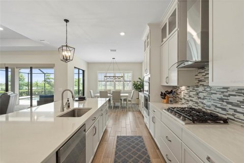 House in LORRAINE LAKES in Lakewood Ranch, Florida 3 bedrooms, 246.19 sq.m. № 1855944 - photo 10