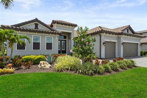 House in LORRAINE LAKES in Lakewood Ranch, Florida 3 bedrooms, 246.19 sq.m. № 1855944 - photo 1