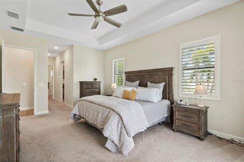 House in LORRAINE LAKES in Lakewood Ranch, Florida 3 bedrooms, 246.19 sq.m. № 1855944 - photo 22