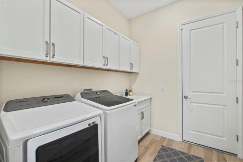 House in LORRAINE LAKES in Lakewood Ranch, Florida 3 bedrooms, 246.19 sq.m. № 1855944 - photo 25