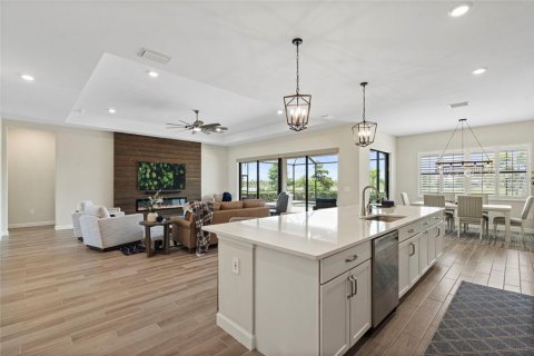 House in LORRAINE LAKES in Lakewood Ranch, Florida 3 bedrooms, 246.19 sq.m. № 1855944 - photo 9