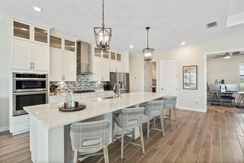 House in LORRAINE LAKES in Lakewood Ranch, Florida 3 bedrooms, 246.19 sq.m. № 1855944 - photo 7