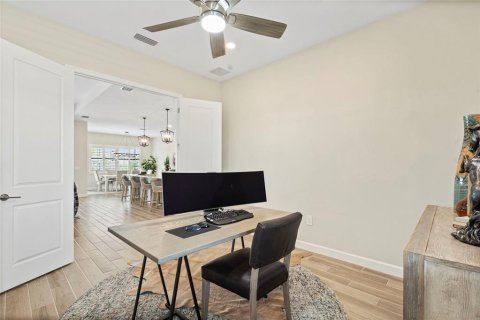 House in LORRAINE LAKES in Lakewood Ranch, Florida 3 bedrooms, 246.19 sq.m. № 1855944 - photo 24