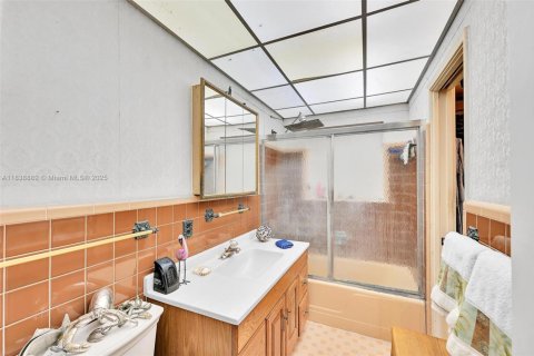 House in Homestead, Florida 4 bedrooms, 246.66 sq.m. № 2012877 - photo 12