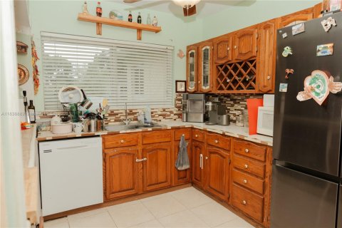 House in Homestead, Florida 4 bedrooms, 246.66 sq.m. № 2012877 - photo 25