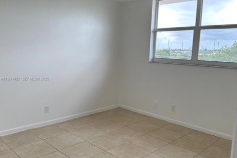 Condo in Hollywood, Florida, 2 bedrooms  № 1992736 - photo 3