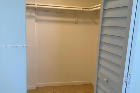 Condo in Hollywood, Florida, 2 bedrooms  № 1992736 - photo 7