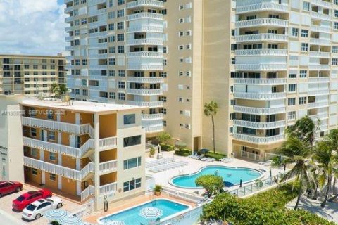 Condo in Pompano Beach, Florida, 1 bedroom № 2019995 - photo 2